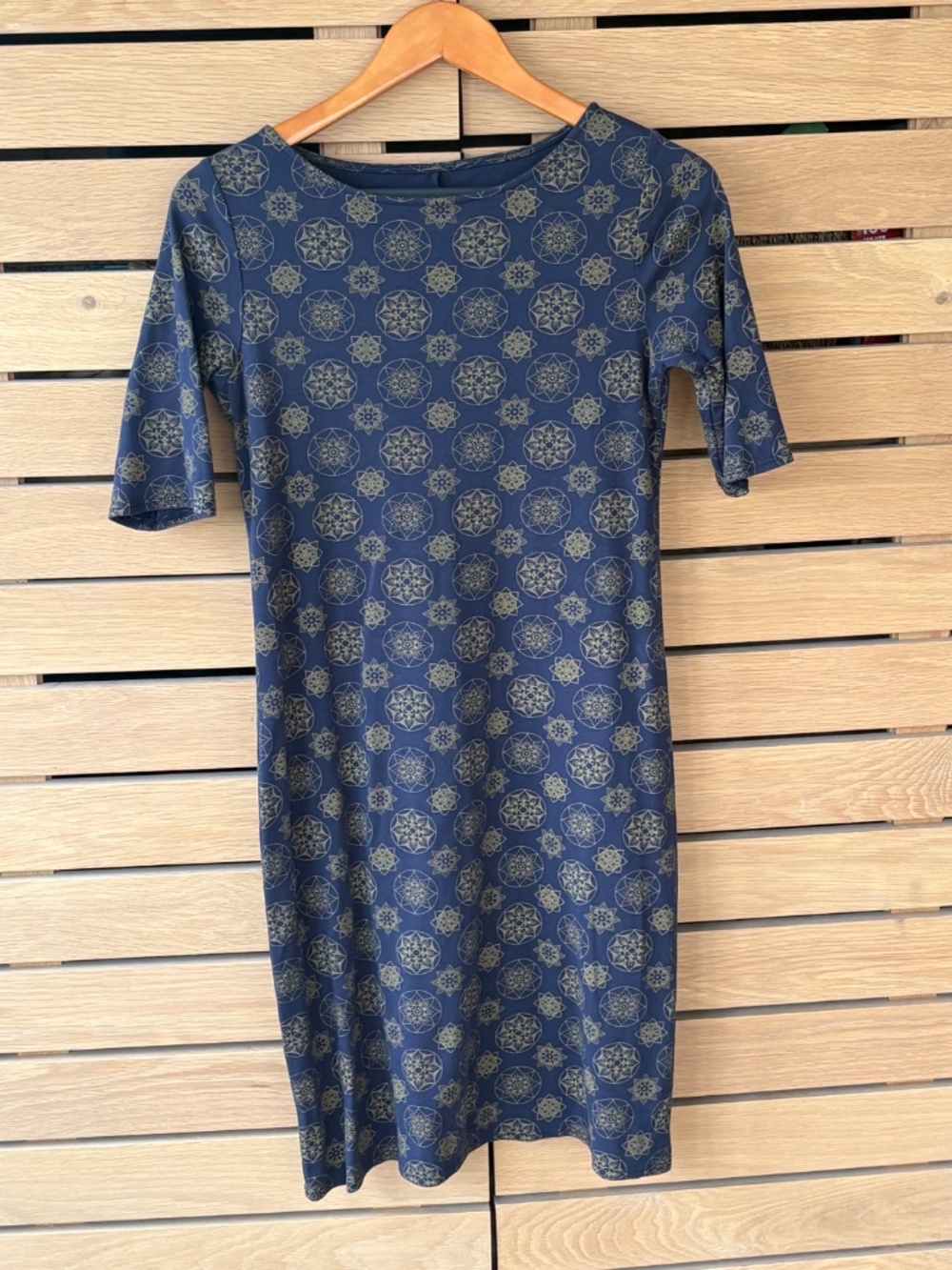 Fair Indigo Organic Pima Cotton Dress – Blue & Gold Geometric Print – Excellent